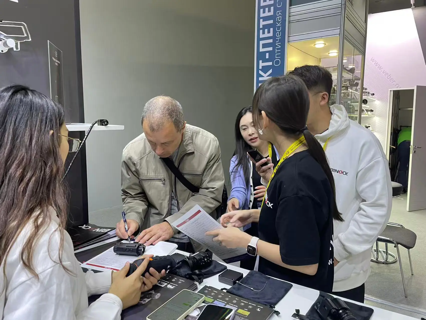 Les équipes de BINOCK présentent les produits de vision nocturne à nos clients