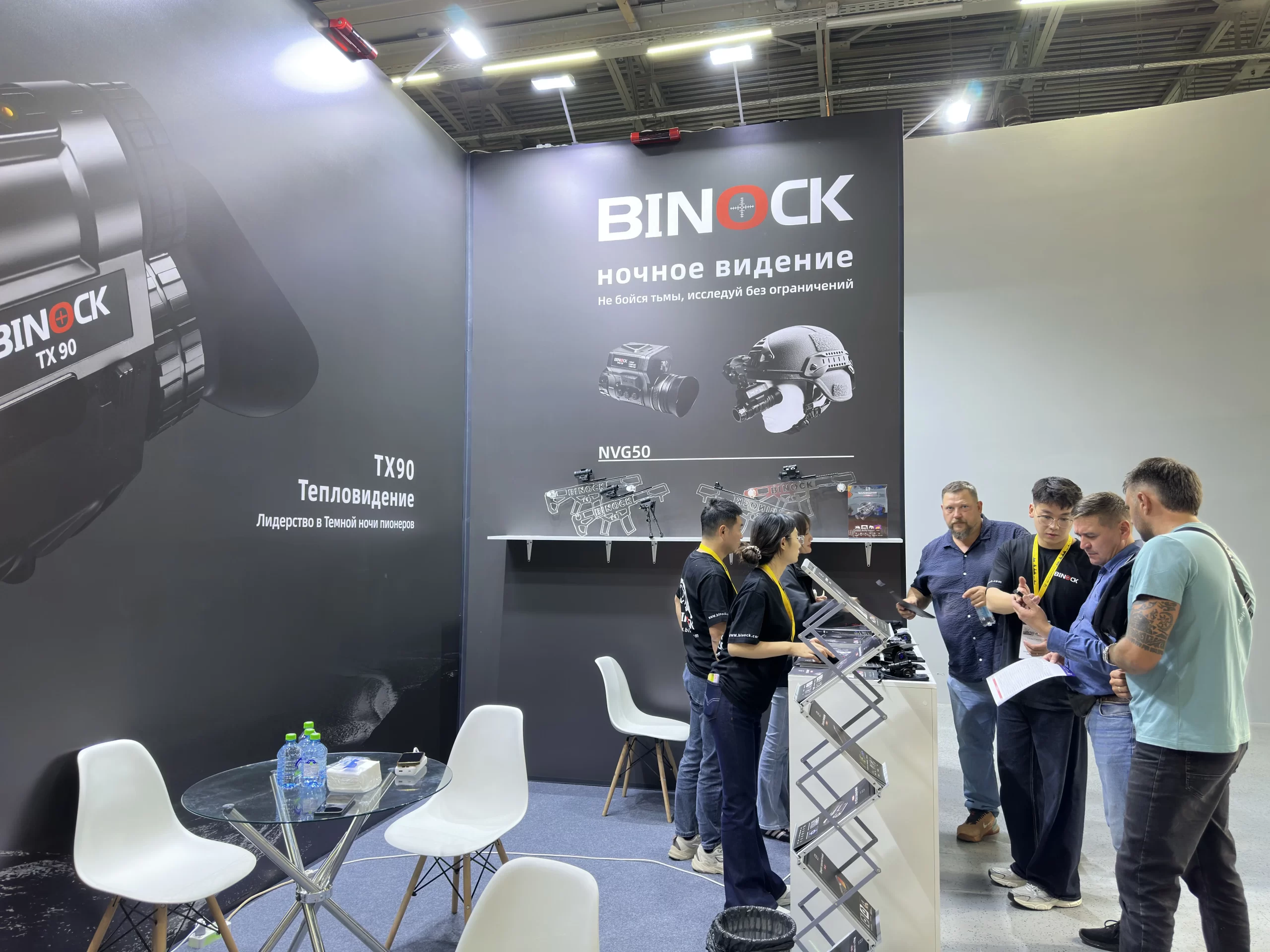 L’exposition Binock Night Vision Goggles en Russie, le personnel présente le produit à nos clients
