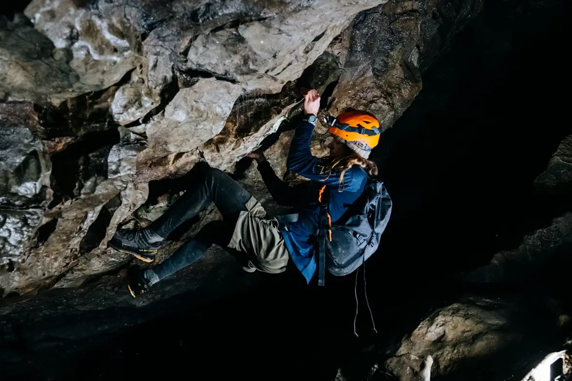 Camping spéléologique avec lunettes de vision nocturne
