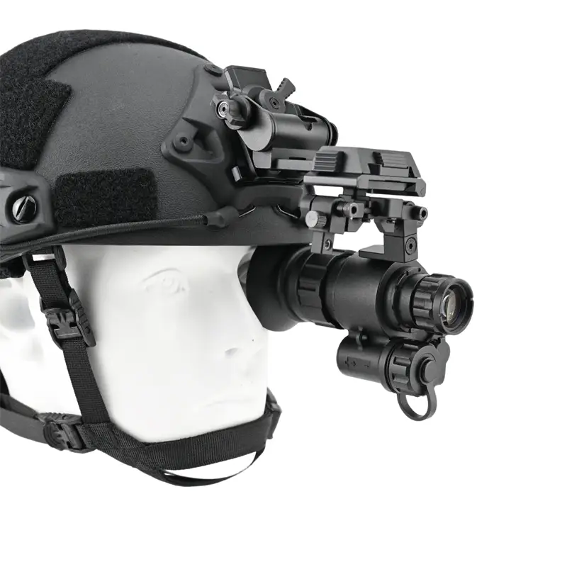 Casque avec lunettes de vision nocturne numériques modèle NVG90Pro sur fond blanc