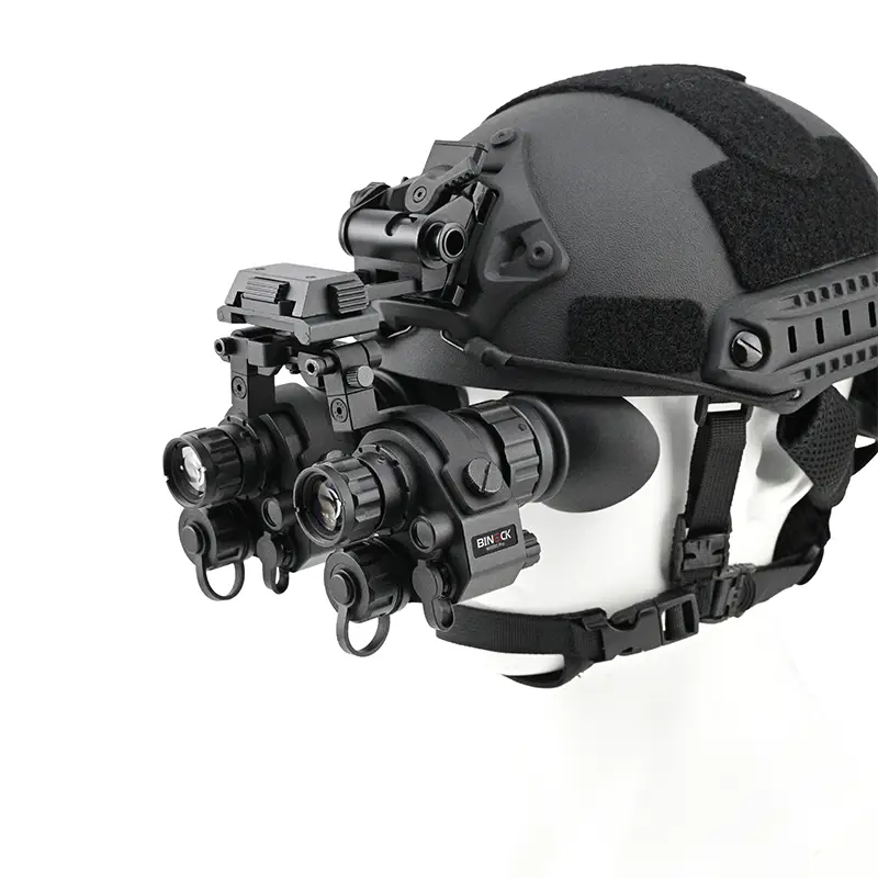 Casque avec lunettes de vision nocturne numériques modèle NVG90Pro sur fond blanc