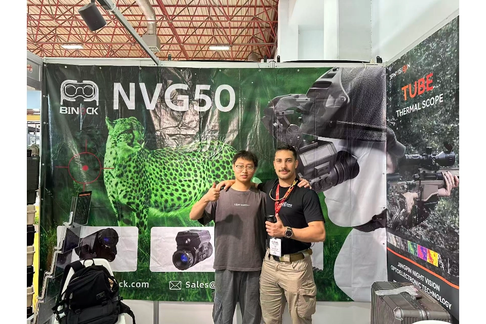 Exposition de Binock. Équipe de Binock avec le client