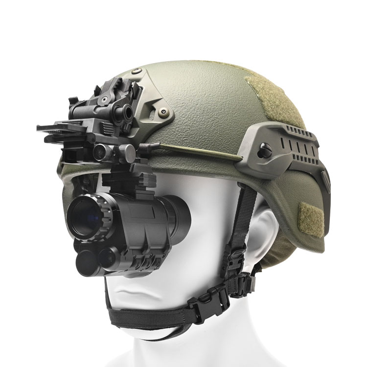 Monoculares numériques de vision nocturne pour la chasse avec casque sur fond blanc