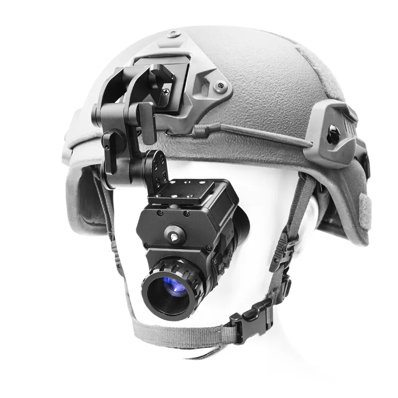 Binock Night Vision Monocular modèle NVG50 avec casque sur fond blanc