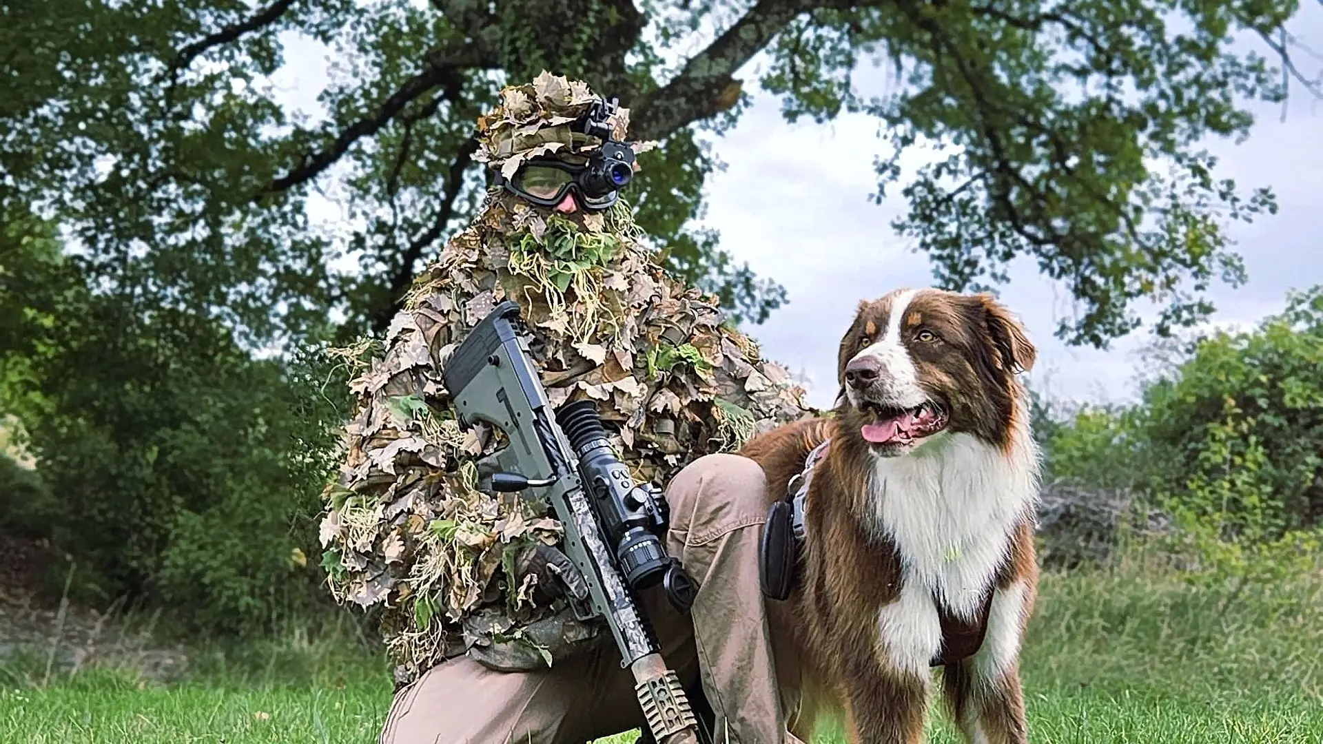 Un homme jouant à un jeu tactique en plein air avec une monoculaire de vision nocturne Binock NVG50 avec son chien